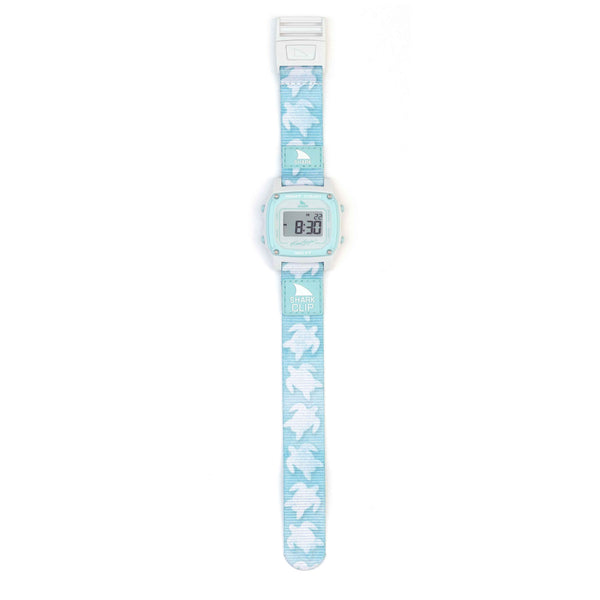 The Freestyle SHARK CLASSIC CLIP TRIPPY TURTLE AQUA showcases a blue strap patterned with white sea turtles and finished with a silver buckle.