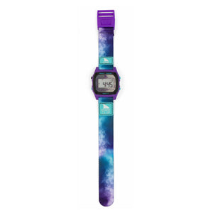 The Freestyle AMBER TORREALBA SHARK CLASSIC CLIP REFLECTION features a mirror lens and tie-dye strap, ready for any adventure.