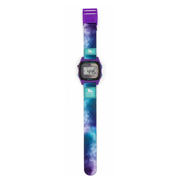 The Freestyle AMBER TORREALBA SHARK CLASSIC CLIP REFLECTION features a mirror lens and tie-dye strap, ready for any adventure.